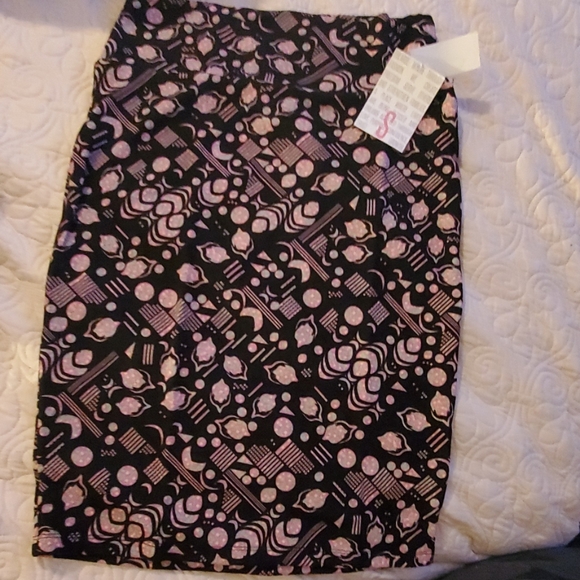 NWT SMALL LULAROE CASSIE SKIRT Black/ PRINT - Picture 1 of 4